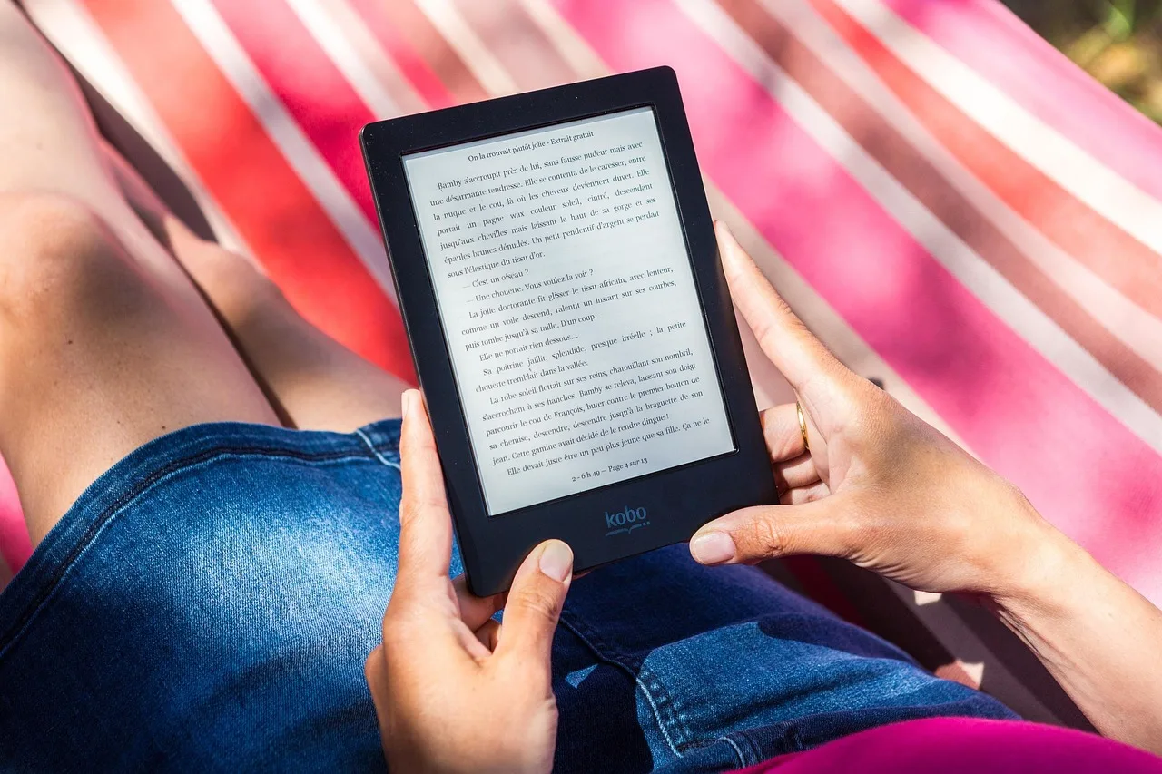 reading light, tablet, nature, kobo, reading, digital, e-reader, reader, book, holiday, relaxation, hammock, summer, books. Tablet and e-reader setup for comfortable, safe reading