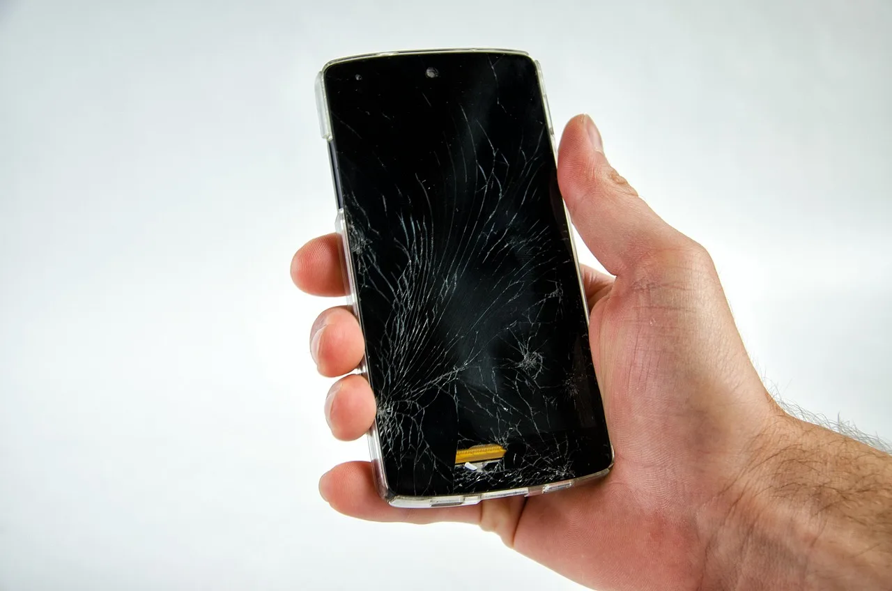 smartphone, broken, damaged, defect, screen, cellphone, mobile device, android, repair, display, protection, cracks, leap, fall, accident, mishap, bad luck, hand, keep. How UK consumer law covers a failed repair under the Consumer Rights Act